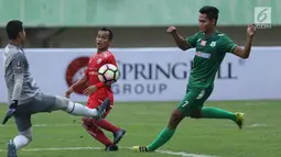 Gelandang Persija, Riko Simanjuntak (tengah) mengop[er bola saat laga kedua Semifinal Piala Presiden 2018 melawan PSMS di Stadion Manahan, Solo, Jawa Tengah, Senin (12/2). Persija unggul 1-0. (Liputan6.com/Helmi Fithriansyah)