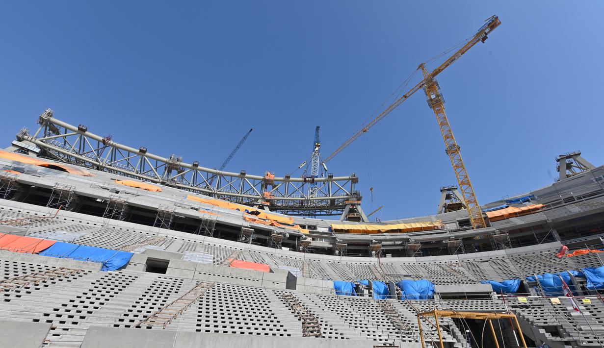 Suasana pembangunan Stadion Lusail di Qatar, Jumat (20/12). Lusail akan menjadi stadion untyuk partai pembuka dan penutup piala dunia 2022 di Qatar. (AFP/Giuseppe Cacace)