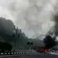 Tangki Pertamina bermuatan solar terbakar di Tol Jatingaleh, Semarang. Sementara itu, banjir yang merendam 9 dusun di Mamuju Utara.