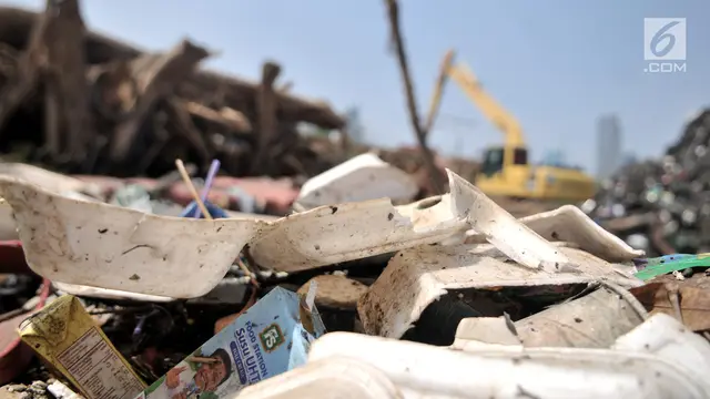 Sampah di Dasar Kanal Banjir Barat