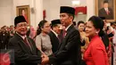 Presiden Jokowi memberi ucapan selamat kepada Menko Perekonomian Darmin Nasution usai pelantikan di Istana Negara, Jakarta, Rabu (12/8/2015). Jokowi  me-reshuffle sejumlah menteri Kabinet Kerja sekaligus melantik menteri baru. (Liputan6.com/Faizal Fanani)
