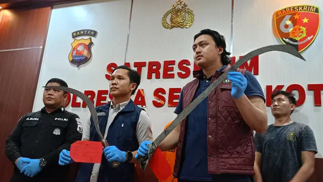 Senjata tajam yang digunakan untuk tawuran. (Kamis, 02/11/2023). (Yandhi Deslatama/Liputan6.com).