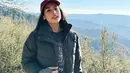 Maudy juga turut membagikan potret dirinya saat berhasil menuju puncak gunung. Bahkan, penampilan Maudy Ayunda saat melakukan hiking ini tetap terlihat stylish. (Liputan6.com/IG/@maudyayunda)