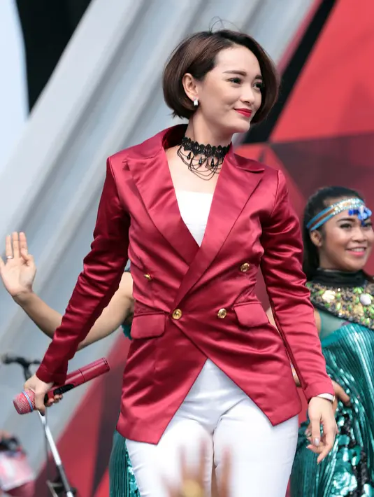 Dengan mengenakan kostum berwarna merah, Zaskia Gotik begitu memperlihatkan semangat kemerdekaannya di Konser Kemerdekaan Indosiar tersebut. Selain itu, ada juga perlombaan yang menjadi ciri khas setiap tanggal 17 Agustus. (Deki Prayoga/Bintang.com)