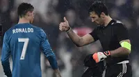 Kiper Juventus, Gianluigi Buffon (kanan) memberikan pujian khusus untuk Cristiano Ronaldo usai leg pertama Liga Champions di Allianz Stadium, Turin, (3/4/2018). Ronaldo mencetak dua gol ke gawang Juventus. (AFP/Javier Soriano)