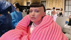 Dalam fashion show Marc Jacobs Fall 2022, Gigi Hadid tampil tak biasa dengan mencukur habis kedua sisi rambutnya, menyisakan rambut berpotongan mullet dan poni tebal yang dipotong pendek. Ibu dari Khai Hadid Malik ini juga terlihat tanpa alis. (Liputan6.com/IG/@gigihadid)