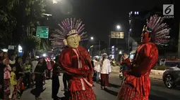 Ondel-ondel ramaikan pawai obor di kawasan Mampang Prapatan, Jakarta, Sabtu (12/5). Pawai obor berkeliling dari Pejatan sampai Warung Buncit menyambut Ramadan 1439 H. (Liputan6.com/Herman Zakharia)