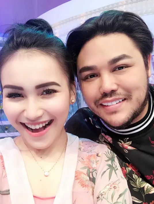 Kekompakan Ayu Ting Ting dan Ivan Gunawan kerap membuat banyak orang menjadi iri. (Foto: instagram.com/ivan_gunawan)