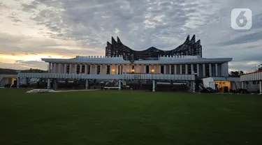 Pemandangan umum lapangan yang dipersiapkan untuk pelaksanaan upacara peringatan Hari Kemerdekaan Republik Indonesia ke-79 di Istana Negara, Ibu Kota Nusantara, Kalimantan Timur. (Liputan6.com)