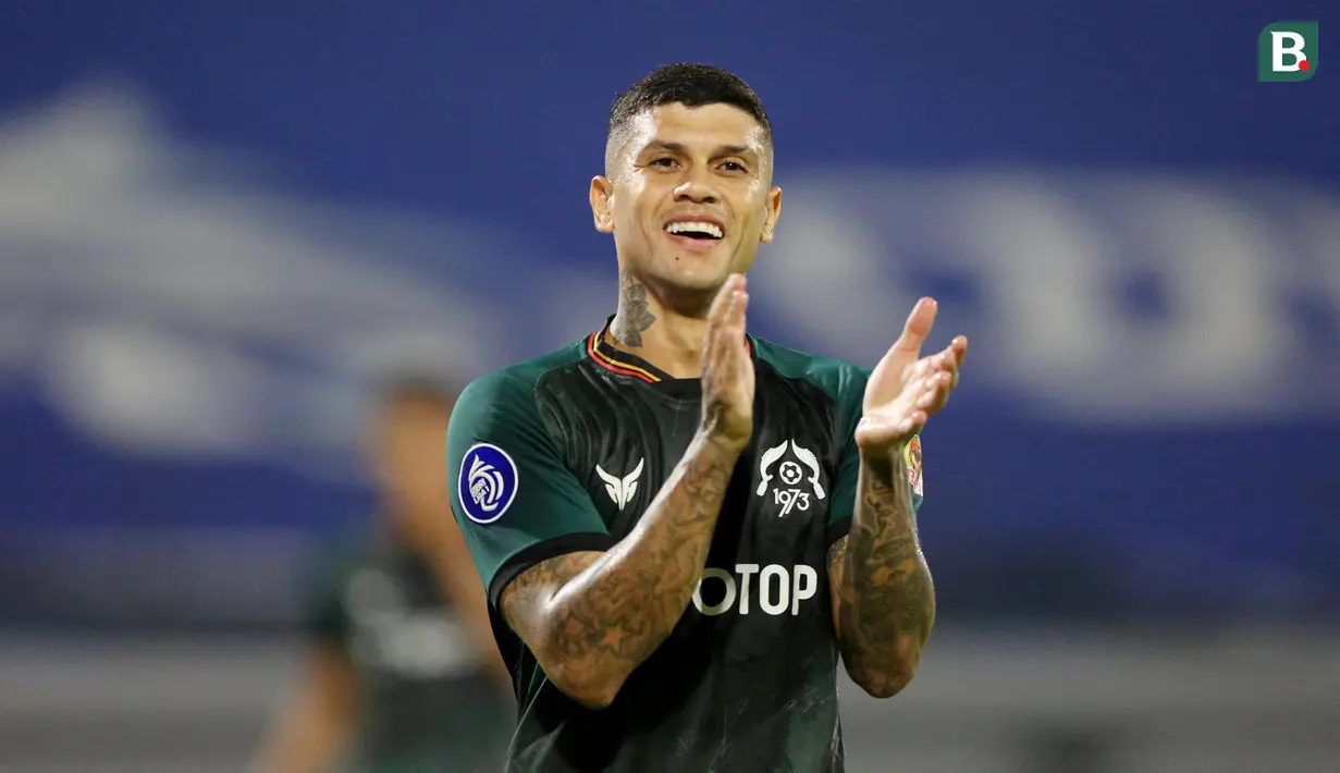 Sementara itu, meski memenangi laga, Ciro dan kolega tetap tak bisa menyali Madura United karena selisih satu poin di akhir laga. Kedua tim juga masih berpeluang untuk terdepak dari 10 besar klasemen digantikan Persik, Persita, dan PSM Makassar. (Bola.com/M Iqbal Ichsan)