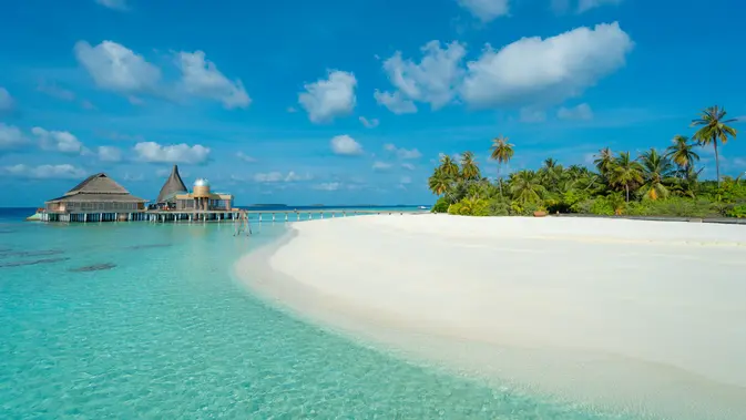<p>Pantai berpasir putih, Maladewa. (Unsplash/Matheen Faiz)</p>