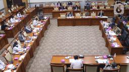 Suasana Rapat Dengar Pendapat (RDP) KPK dengan Komisi III DPR di Kompleks Parlemen Senayan, Jakarta, Rabu (10/3/2021). Dalam rapat dengar tersebut, KPK dan Dewan Pengawas (Dewas) KPK membahas terkait dengan evalusasi pelaksanaan tugas dan fungsi KPK. (Liputan6.com/Angga Yuniar)