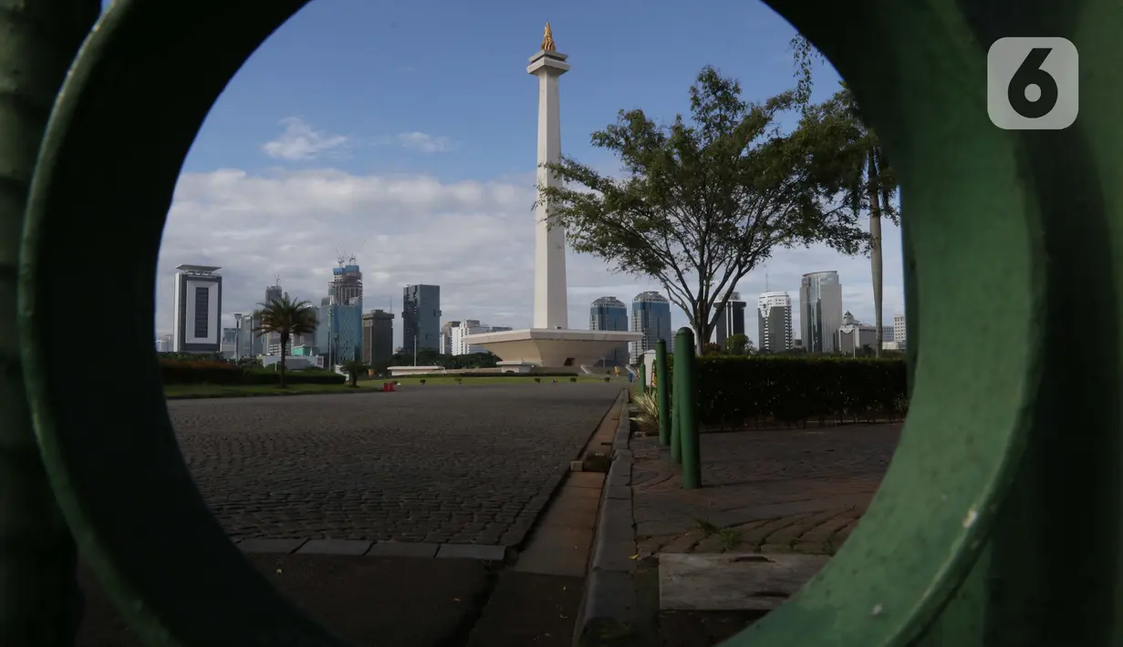 Langit biru menghiasi kawasan Monumen Nasional, Jakarta, Kamis (18/2/2021). Jika cuaca cerah, kawasan Monumen Nasional, Jakarta seringkali dihiasi langit yang membiru. (Liputan6.com/Helmi Fithriansyah)