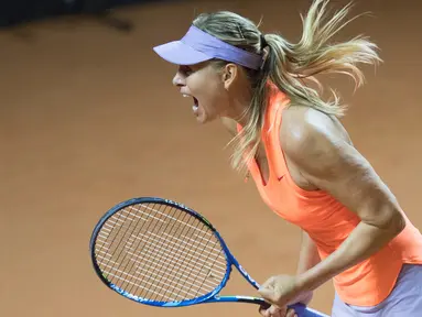 Ekspresi Maria Sharapova usai mengalahkan Roberta Vinci dalam pertandingan putaran pertama Grand Prix WTA di Stuttgart, Jerman (26/4). Sharapova berhasil menang pada pertandingan pertamanya setelah terbebas dari hukuman. (AFP Photo/Thomas Kienzle)