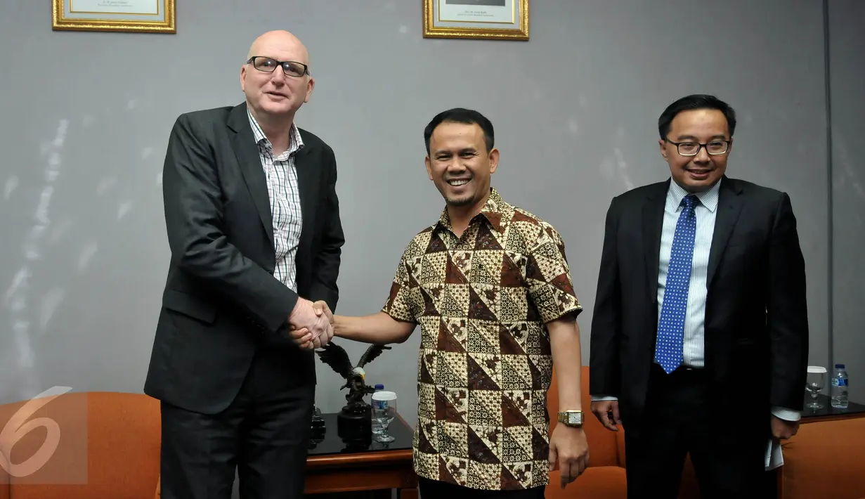 Duta Besar Australia untuk Indonesia Paul Grigson (Kiri) bersalaman dengan ketua komisi I DPR RI Mahfudz Siddiq, Jakarta, Rabu (21/10/2015). Dalam pertemuan ini membahas isu-isu terkini dan hubungan bilateral kedua negara. (Liputan6.com/JohanTallo)