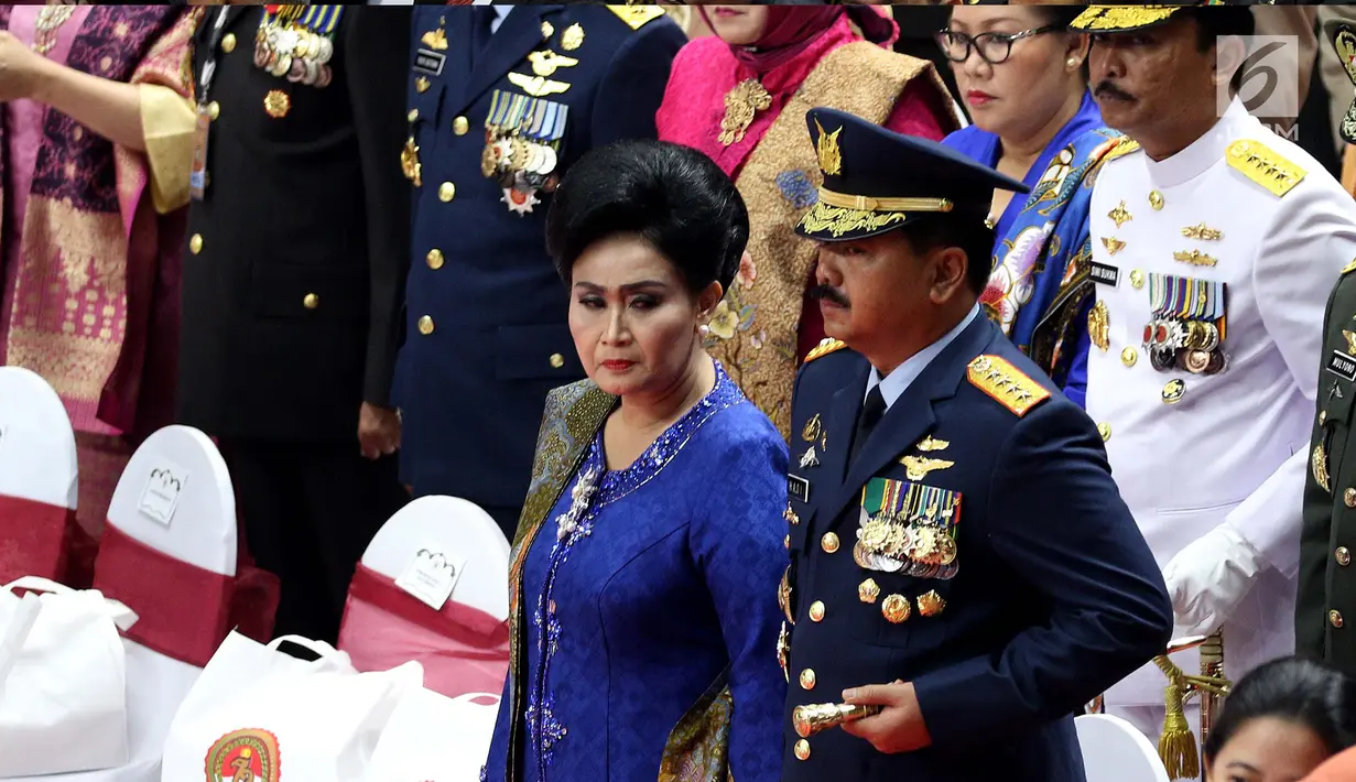 Panglima TNI Marsekal TNI Hadi Tjahjanto didampingi istri, Nanik  menghadiri upacara peringatan HUT ke-72 Bhayangkara di Istora Senayan, Jakarta, Rabu (11/7). Acara ini juga dihadiri menteri kabinet dan pejabat negara lainnya. (Liputan6.com/Johan Tallo)