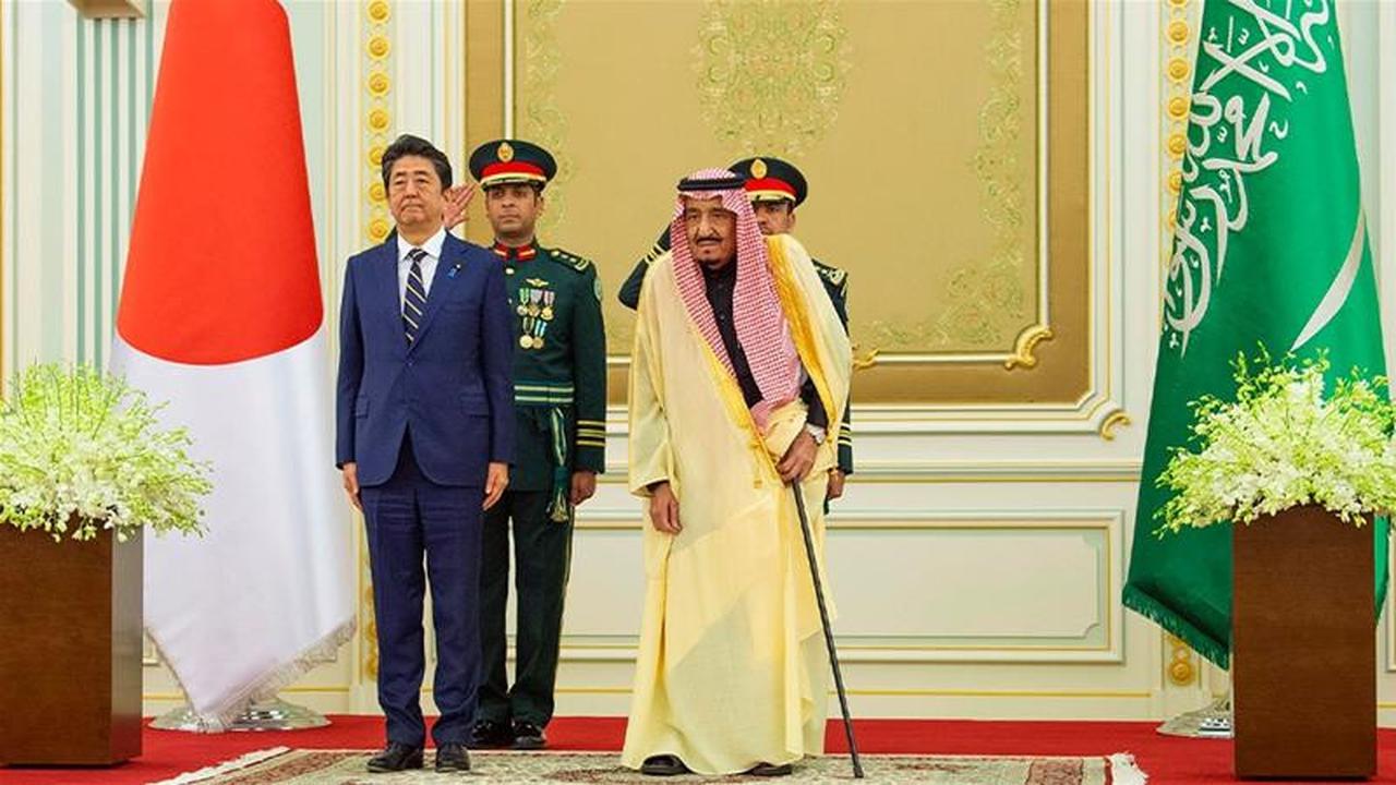 Perdana Menteri Jepang Shinzo Abe menyerukan agar tenang pada awal kunjungannya ke kawasan Teluk di Arab Saudi.