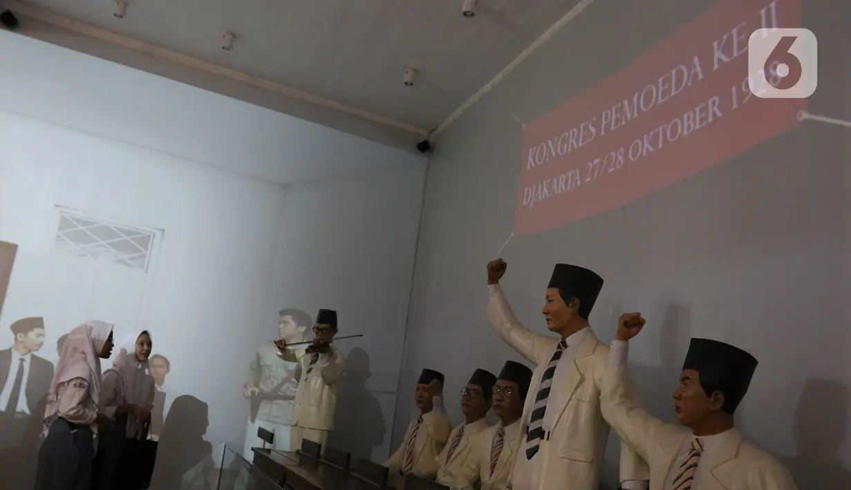 Dua pelajar mengamati diorama Kongres Pemuda II di Museum Sumpah Pemuda, Jakarta, Senin (28/10/2024).