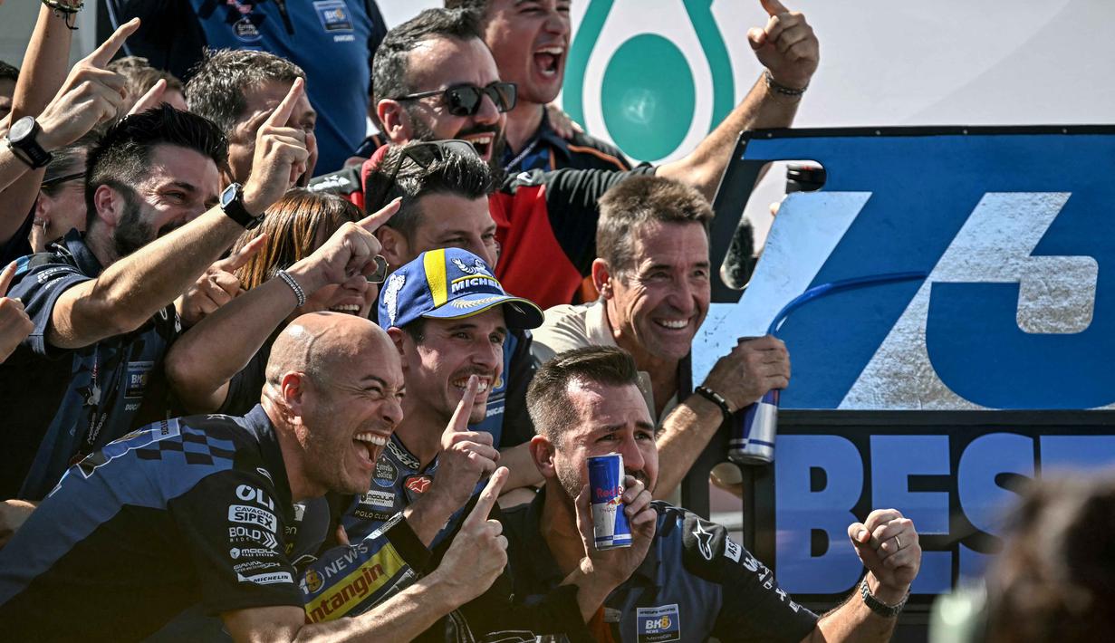 Kemenangan pada balapan utama di Sepang membuat Alex berhasil menambah 25 poin, sehingga total raihannya menjadi 413 poin. Tambahan poin penuh dari MotoGP Grand Prix Malaysia 2025 menambah total perolehan Alex yang kini terpaut 132 poin dari sang kakak, Marc Marquez, yang sudah memastikan gelar juara dunia musim ini. (Lillian SUWANRUMPHA/AFP)