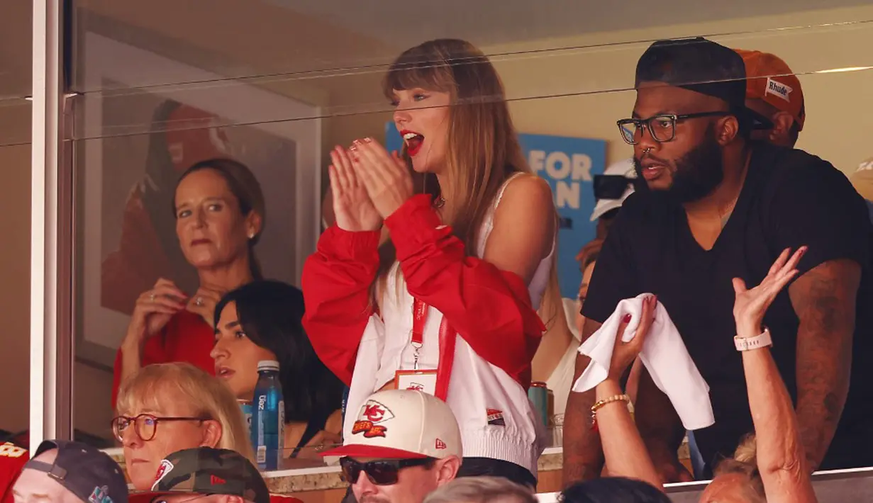 Usai pertandingan, Taylor Swift dan Travis Kelce tampak meninggalkan stadion bersama. Dalam unggahan video yang beredar di X (dulu Twitter), Taylor terlihat menyapa seseorang sambil terus berjalan di samping pria yang dikabarkan jadi pacar barunya itu. (Jason Hanna/Getty Images/AFP)