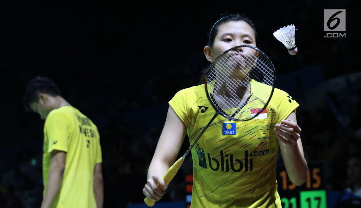 Ganda campuran Indonesia, Debby Susanto/Ricky Karandasuwardisaat melawan He Jiting/Du Yue (China) pada babak pertama Indonesia Open 2018 di Istora GBK, Jakarta, Selasa (3/7). Ricky/Debby unggul. 17-21, 21-13, 24-22 (Liputan6.com/Helmi Fithriansyah)