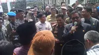 Gubernur Banten Rano Karno saat menanggapi demo warga, Rabu (2/9/2015) (Liputan6.com/Yandhi Deslatama)
