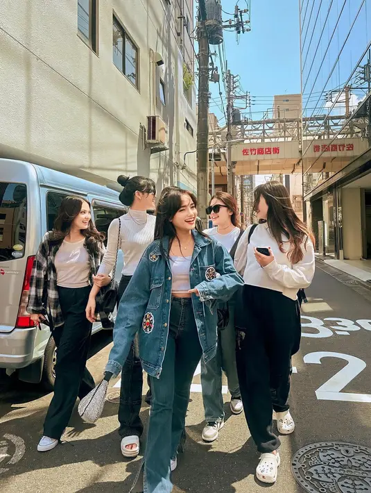 Gaya chic lainnya dari Fuji saat berada di Jepang. Ia menghadirkan tampilan denim on denim dengan tank top putih yang ditumpuknya dengan jaket denim dan dipadu celana jeans serasi. [Foto: Instagram/fuji_an]