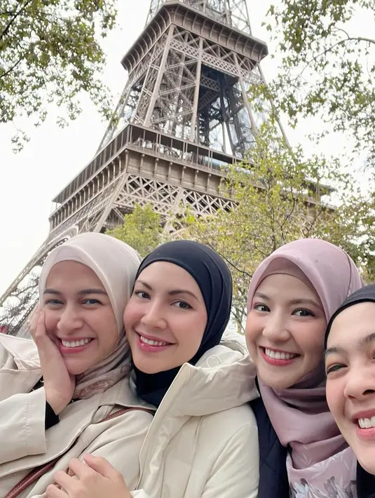 Momen saat keempatnya liburan bersama di Paris ini pun mendapat perhatian dari netizen. Bahkan, kekompakkan keempatnya disebut bak saudara. (Liputan6.com/IG/@ninazatulini22)