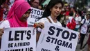 Puluhan aktivis menyerukan perlakuan yang baik dan adil terhadap orang dengan HIV/Aids (ODHA) di Bundaran HI, Jakarta, Minggu (28/12/2014). (Liputan6.com/Faizal Fanani)