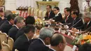 Presiden Joko Widodo menerima kunjungan mantan Perdana Menteri Jepang, Yasuo Fukuda, di Istana Merdeka, Jumat (27/10). Kunjungan ini juga membahas kerjasama dalam bidang ekonomi. (Liputan6.com/Angga Yuniar)
