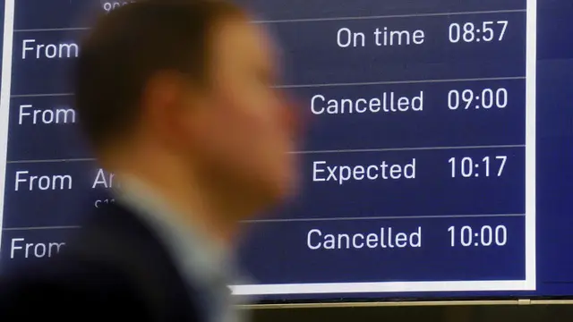 Penumpang terdampak bom peninggalan Perang Dunia II ditemukan di jalur kereta menuju Stasiun Gare du Nord, Paris, pada Jumat (7/3) malam. (AP)