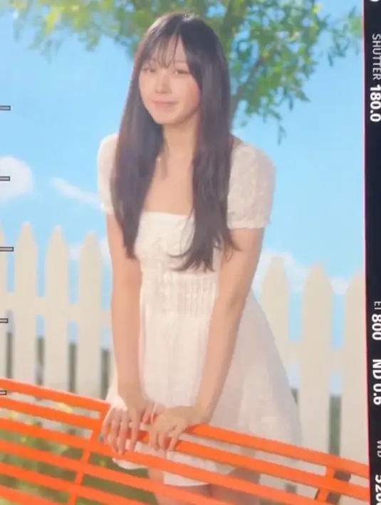 Mini dress putih dengan lengan balon seperti yang dikenakan Giselle cocok untuk acara santai hingga piknik. [@aerichandesu]