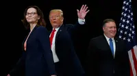 Gina Haspel (kiri) bersama dengan Presiden AS Donald Trump (tengah) dan Menteri Luar Negeri Mike Pompeo (kanan) dalam pelantikan direktur CIA (AP?Evan Vucci)