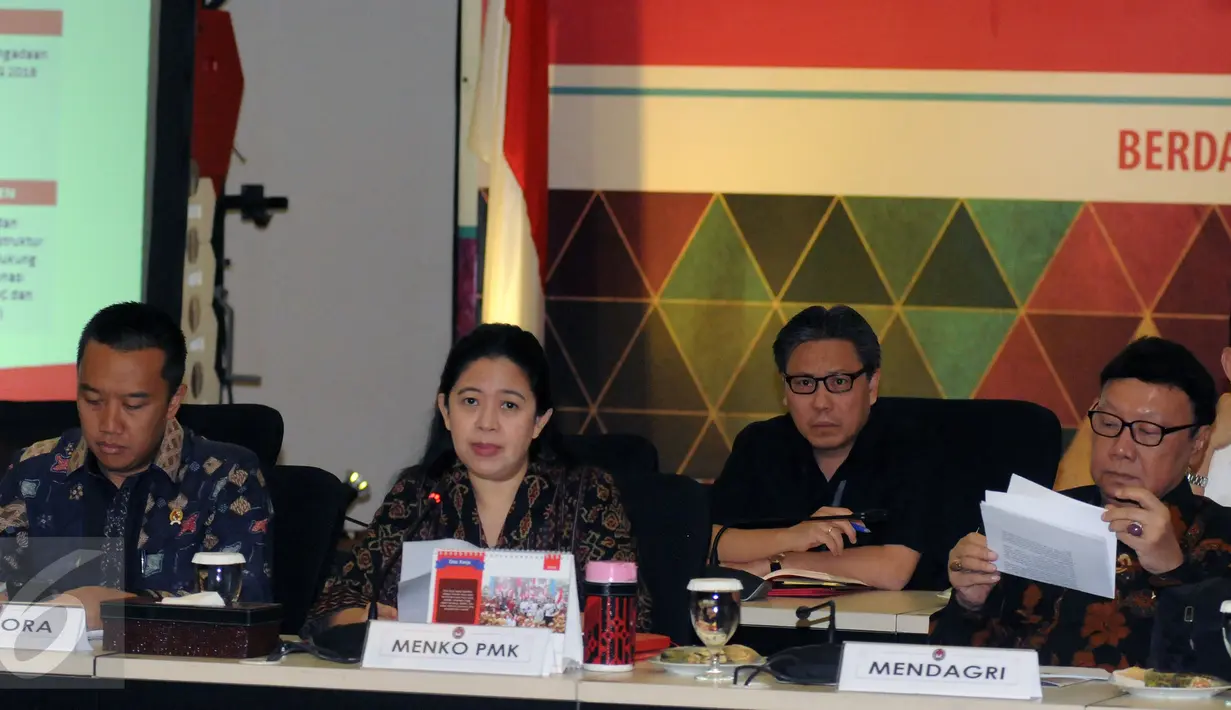 Menko PMK, Puan Maharani (kedua kiri) bersama Menpora Imam Nahrawi dan Mendagri Tjahjo Kumolo saat Rakor Persiapan Pelaksanaan Asian Games 2018 di Jakarta, Rabu (31/8). Rakor berlangsung tertutup. (Liputan6.com/Helmi Fithriansyah)