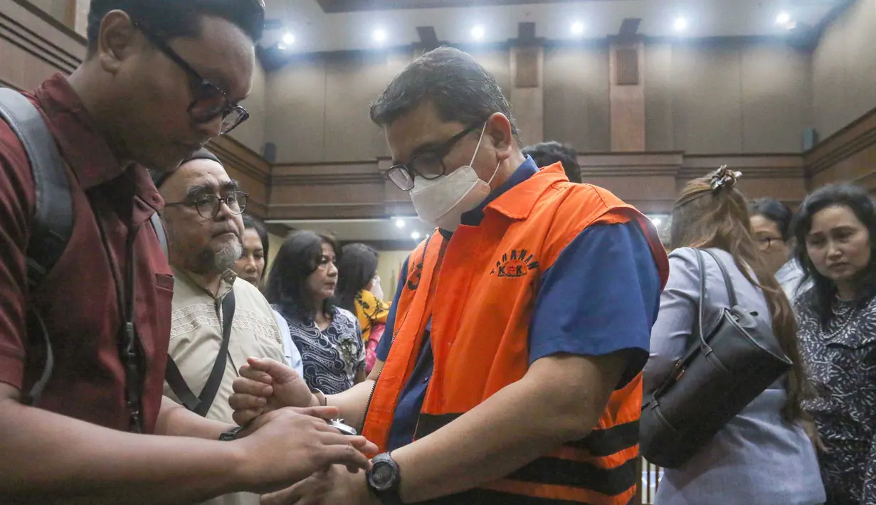 Terdakwa kasus dugaan korupsi jual beli gas antara PT PGN dengan PT IAE, Hendi Prio Santoso usai menjalani sidang pembacaan putusan di Pengadilan Tipikor, Jakarta, Kamis (20/8/2026). (KLY/ Arie Basuki)