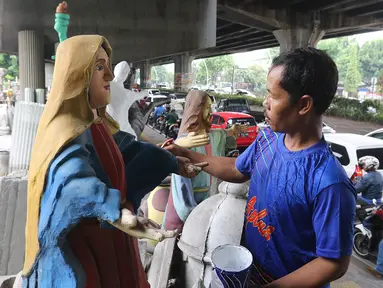 Perajin sedang menyelesaikan patung Bunda Maria di kawasan Pulomas, Jakarta, Jumat (13/12/2019). Jelang perayaan Natal, pesanan patung Rohani yang dijual dari harga 10 sampai 40 juta mengalami peningkatan. (Liputan6.com/Herman Zakharia)