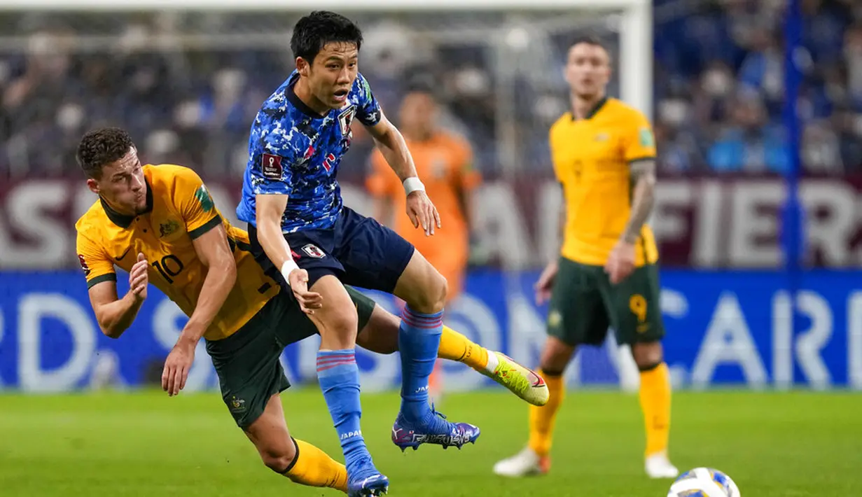 Pemain Australia Ajdin Hrustic (kiri) dan pemain Jepang Wataru Endo memperebutkan bola pada pertandingan kualifikasi Grup B Piala Dunia 2022 di Stadion Saitama, Saitama, Jepang, Selasa (12/10/2021). Jepang menang 2-1. (AP Photo/Shuji Kajiyama)