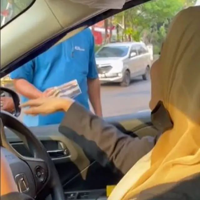 Pemilik Kue Kekinian Bagikan Makanannya pada Pak Ogah Pengatur Lalu Lintas