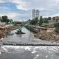 Pekerja menggunakan alat berat saat menyelesaikan proyek pembangunan sodetan Kali Ciliwung di Banjir Kanal Timur (BKT), Jakarta Timur, Senin (20/2/2023). Progres pembangunan sodetan Kali Ciliwung menuju BKT sudah mencapai 62 persen. Proyek yang menelan biaya mencapai Rp1,2 triliun ini ditargetkan berfungsi paling lambat April 2023. (merdeka.com/Iqbal S Nugroho)