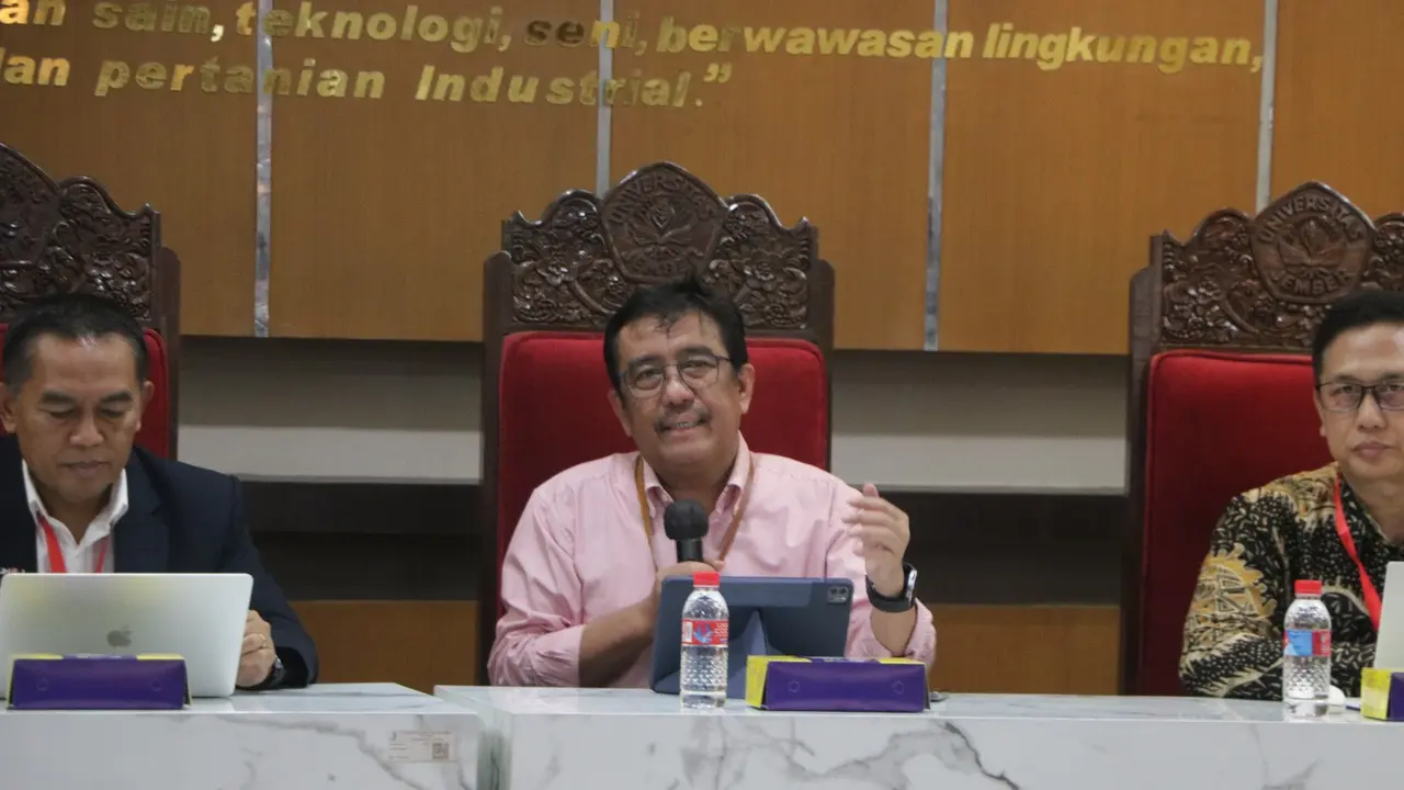 Ketua Pusat UTBK SNBT UNEJ Prof. Slamin (tengah) (Istimewa)