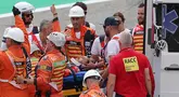 Pembalap Ducati Lenovo, Francesco Bagnaia, ditandu oleh sejumlah petugas medis usai mengalami kecelakaan di tikungan 2 di Sirkuit Catalunya, Barcelona, ​​​​​​​​​​​Minggu (3/9/2023).  (AFP/Louis Gene)