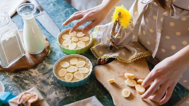 Ilustrasi pisang dan susu