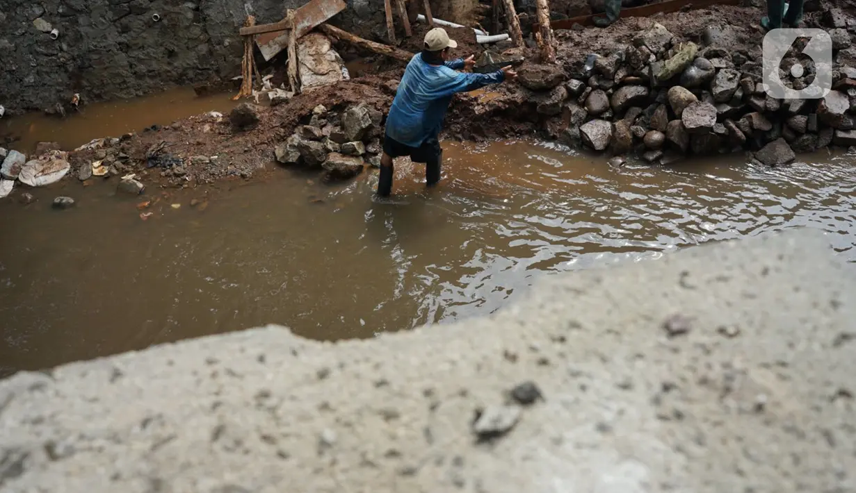 Pekerja menyelesaikan perbaikan turap Kali Pancoran di Jakarta, Rabu (12/8/2020). Perbaikan yang dilakukan merupakan bagian dari perawatan rutin guna memperkuat dinding turap sehingga mencegah kelongsoran. (Liputan6.com/Immanuel Antonius)