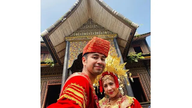7 Gaya Raffi Ahmad dan Nagita Slavina Saat Kenakan Busana Pengantin Minangkabau