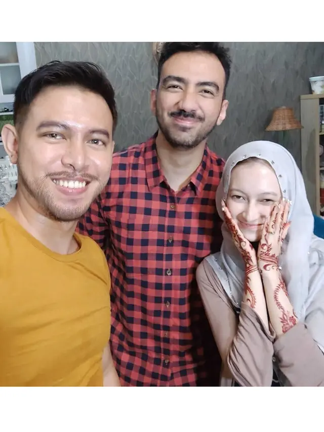 5 Potret Terbaru Reza D'Academy dan Istri Usai Menikah, Makin Romantis