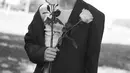 Bernuansa romantis, Timothee Chalamet kenakan blazer dan sleeveless shirt sambil bawa bunga. [@tchalamet]