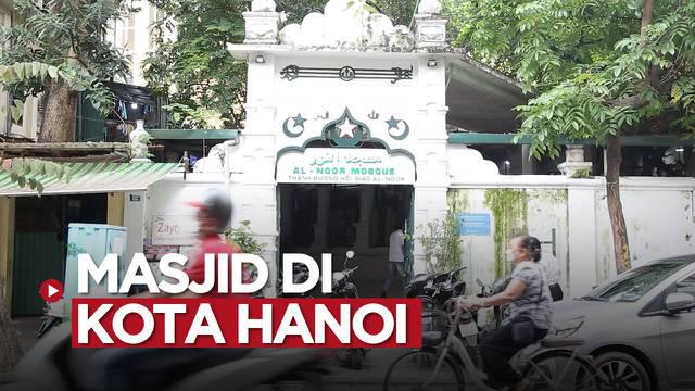 Berita video ibadah Salat Jumat dilakukan jurnalis Bola.com untuk meliput SEA Games 2021, Ikhwan Yanuar, di satu-satunya Masjid di Kota Hanoi, Vietnam, Jumat (20/5/2022).