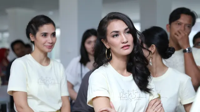 [Fimela] Atiqah Hasiholan