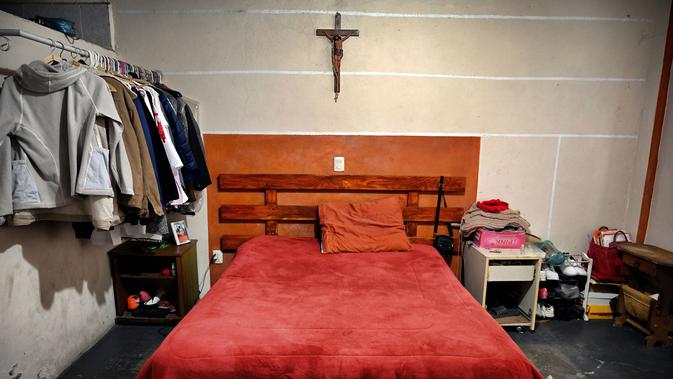 Kamar tidur perawat Meksiko Juana Silva Isidoro yang meninggal karena virus corona COVID-19 di rumahnya di lingkungan Xochimilco, Mexico City, 16 Agustus 2020. Hingga 25 September 2020, kematian global akibat COVID-19 hampir mencapai satu juta, sepertiganya di Amerika Latin. (Alfredo ESTRELLA/AFP)