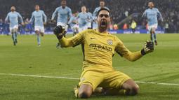 Claudio Bravo. Kiper asal Cile berusia 39 tahun yang sejak awal musim 2020/2021 membela Real Betis ini tercatat pernah merumput di Liga Inggris bersama Manchester City selama 4 musim mulai 2016/2017 hingga 2019/2020. Ia didatangkan The Citizens dari Barcelona dengan nilai transfer 18 juta euro. Ia hanya sempat menjadi kiper utama Man City pada musim pertamanya dan mulai tergeser pada musim keduanya usai kedatangan Ederson Moraes. Ia total tampil dalam 29 laga di Liga Inggris bareng Man City dengan torehan 9 kali clean sheet dan kebobolan 34 gol. (AFP/Paul Ellis)